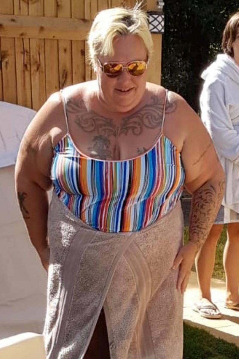 claire friend in costum de baie si prosop