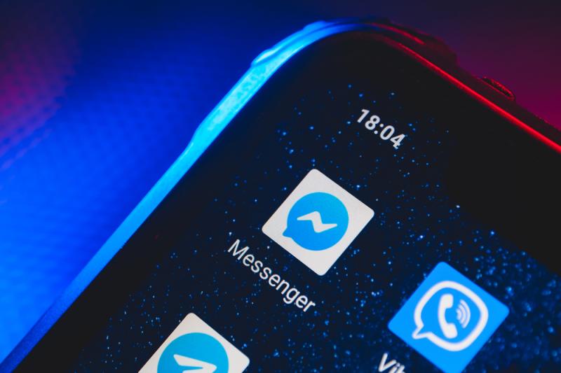 logo-ul facebook messenger pe un ecran de smartphone