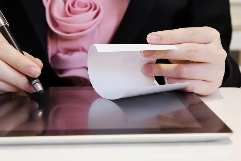 imagine cu o femeie citind un bilet