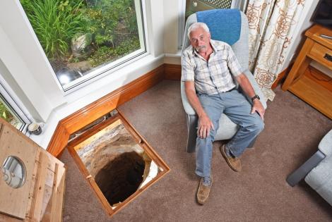 Un bărbat a descoperit un tunel secret în podeaua sufrageriei. Peste ce „comoară” a dat Colin Steer