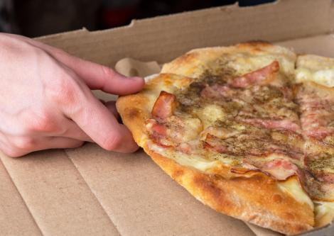 O femeie și-a comandat pizza, dar când a vrut să mănânce din ea a trăit o surpriză uriașă. Ce „ingredient” periculos a găsit
