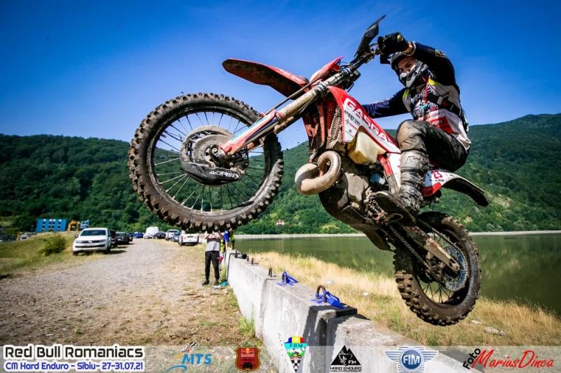 sportiv pe motocicleta la competitia de enduro