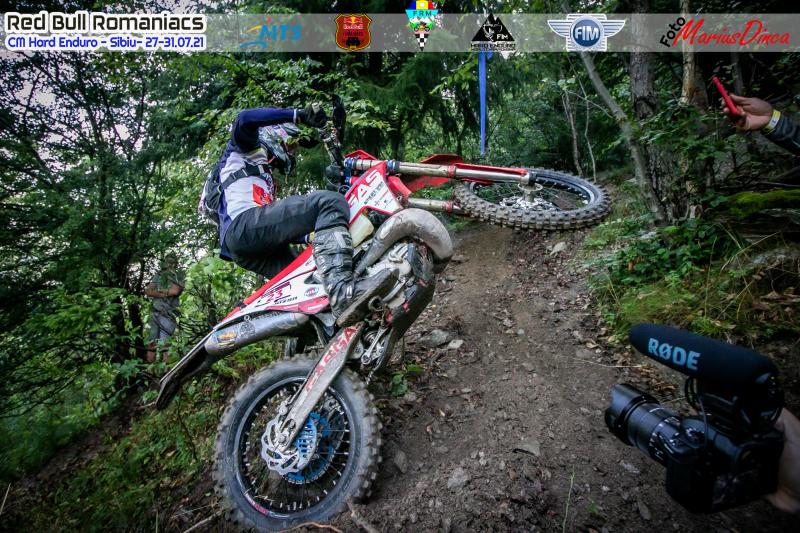 sportiv pe motocicleta la competitia de enduro