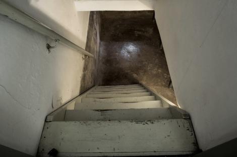 Un bărbat a găsit în subsolul casei o ușă secretă, cu avertisment pe ea. Peste ce a dat când a deschis-o