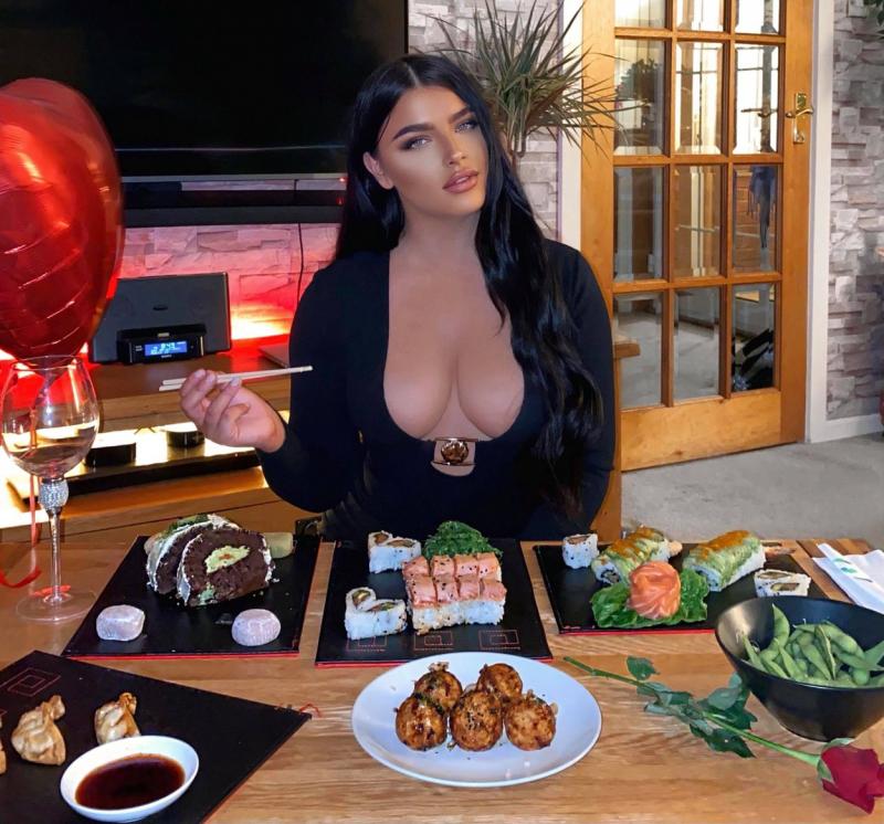 Emily Hawthorne in rochie neagra