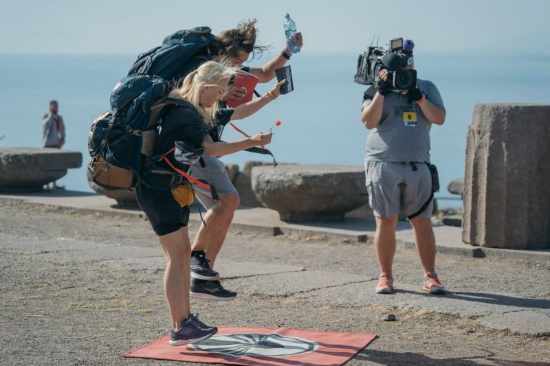 Elwira și Mihai Petre cu rucsaci in spate, la Asia Express