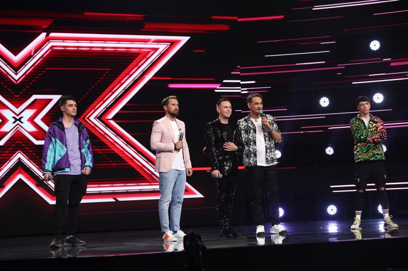 Narcis Ianău pe scena emisiunii X Factor, alături de Răzvan Simion și Dani Oțil si alti doi tineri
