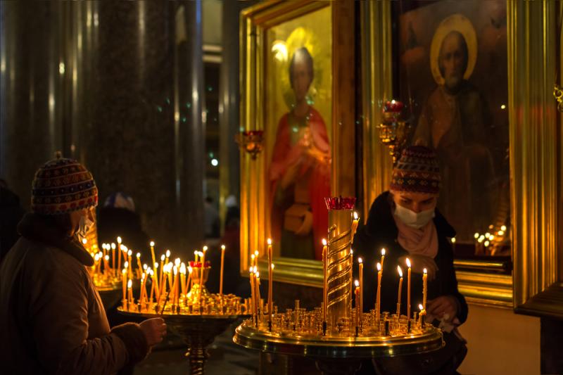 oameni la biserica, rostind rugaciune pentru pace