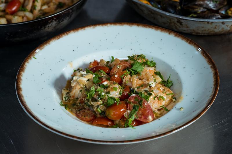 Rețetă de creveți saganaki cu ouzo și roșii cherry din insula Lesbos