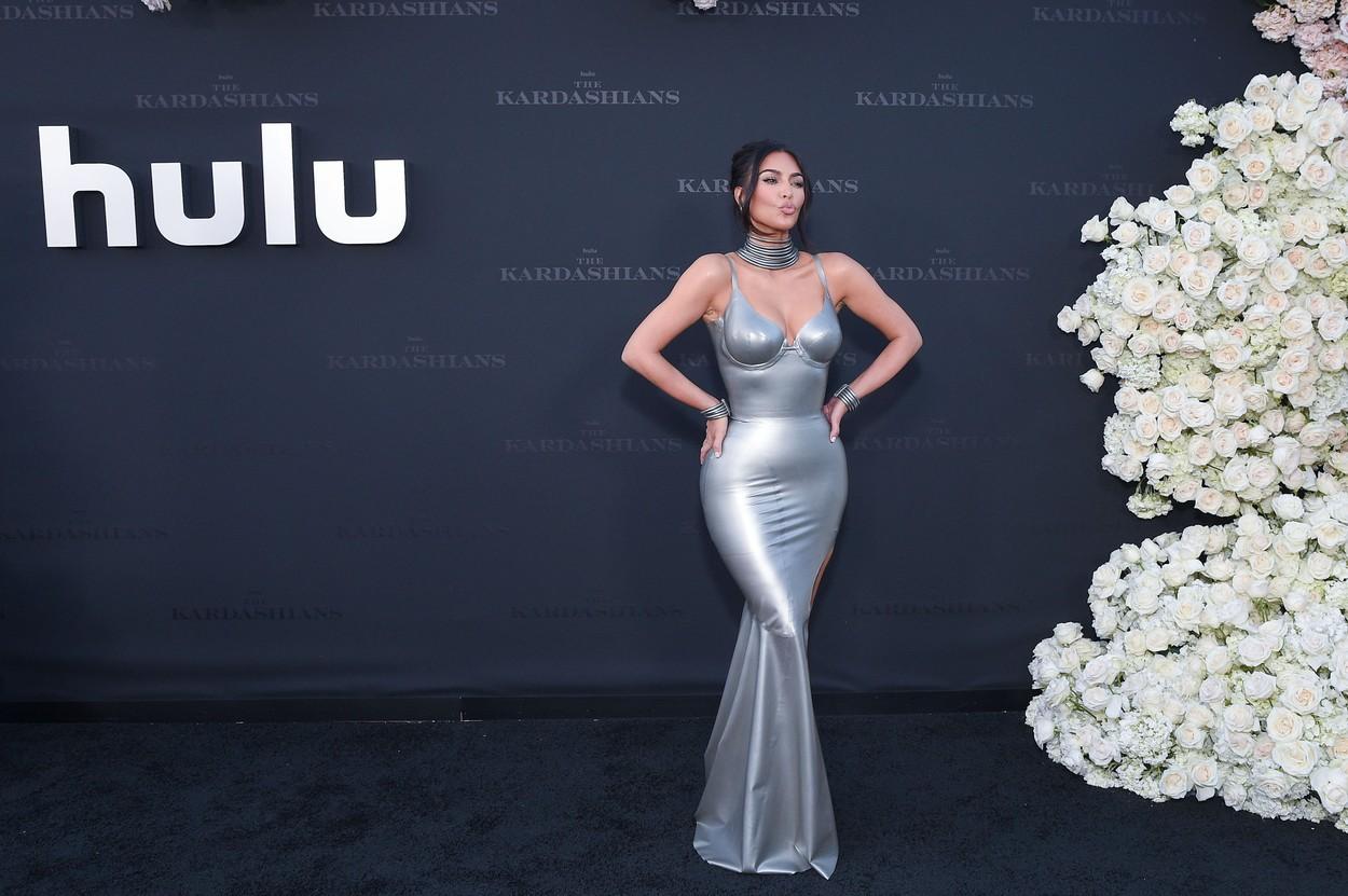 Cât de provocatoare a apărut Kim Kardashian la premiera noului show, "The Kardashians", din Los Angeles