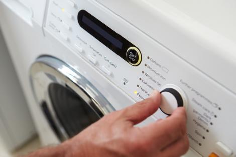 Când este mai ieftin să speli hainele la mașina de spălat. Momentul în care aparatul consumă mai puțină energie electrică