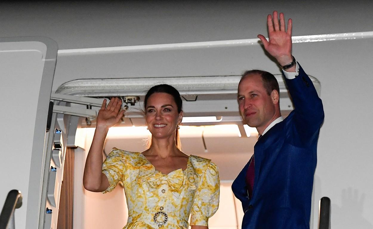 Imagini noi cu Kate Middleton din turneul din Caraibe. Cum a fost fotografiată alături de Prințul William