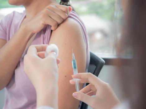 Începe adminstrarea celei de a patra doze de vaccin anti-Covid, în România, de luni. Căror persoane le este recomandat serul