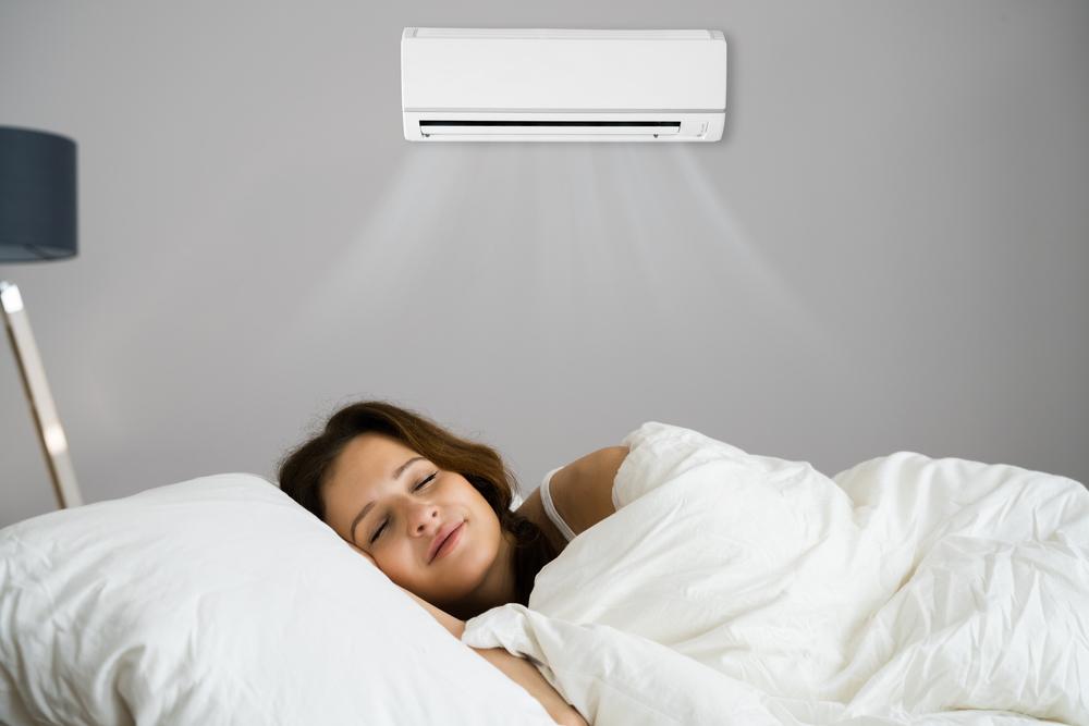 Ce poți să pătești dacă dormi cu aerul condiționat pornit. Puțini știu la ce pericole se expun