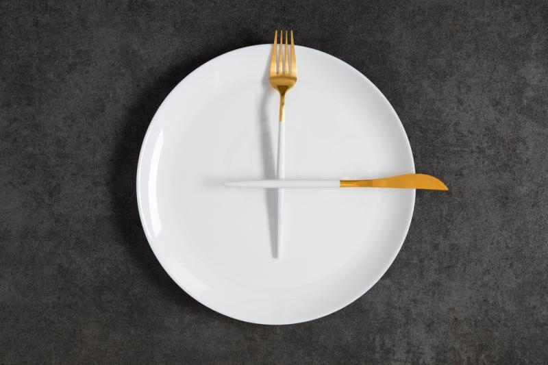 Tacâmuri puse în formă de cruce pe farfurie