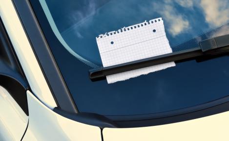 O femeie a găsit un bilet lăsat în geamul mașinii. Vecinii i-au lăsat un mesaj complet neașteptat. Ce a citit