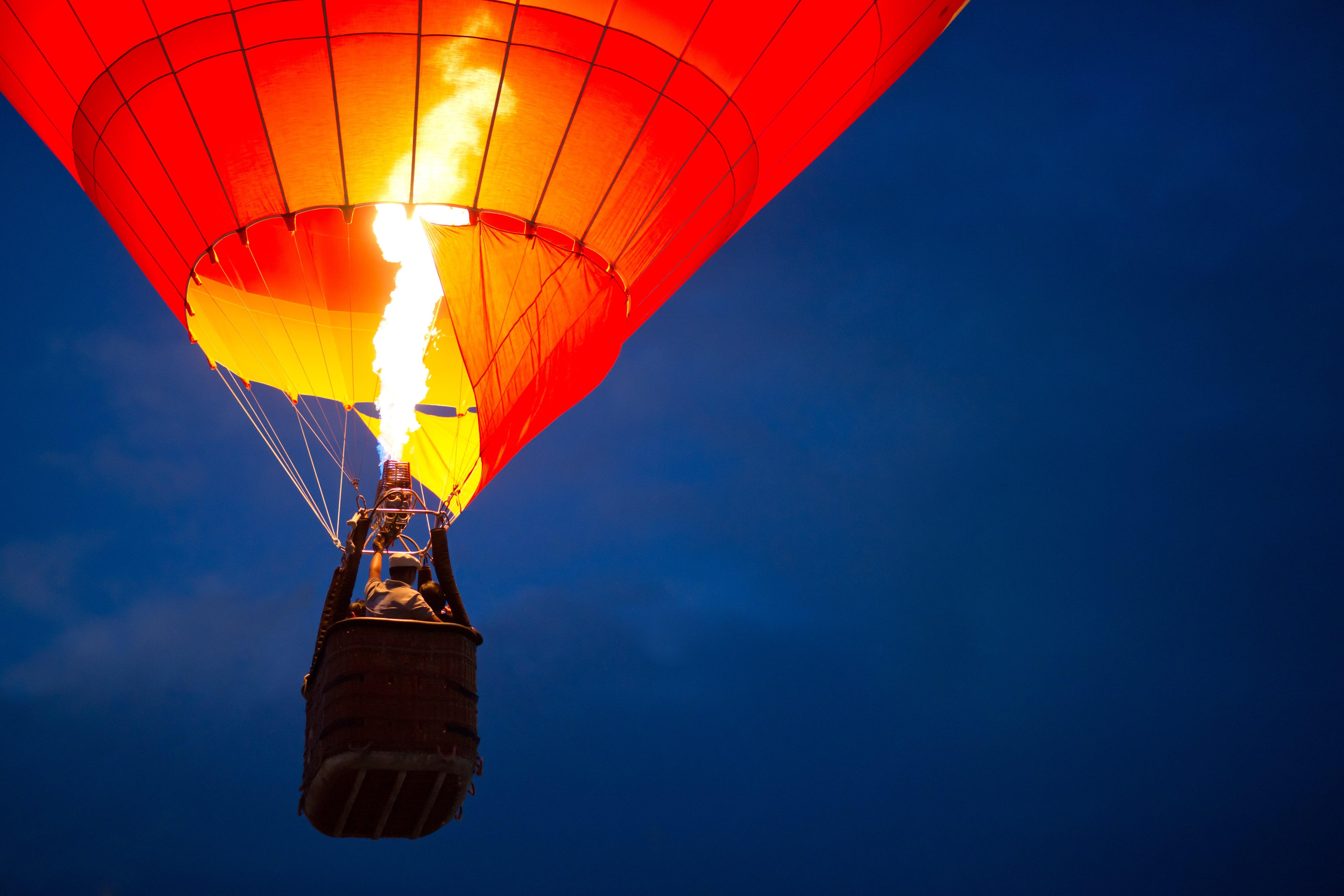 В воздухе поднимаются вверх газы. Воздушный шар огонь. Огненный воздушный шар. Воздушный шар с корзиной и горелкой. Воздушный шар пламя.
