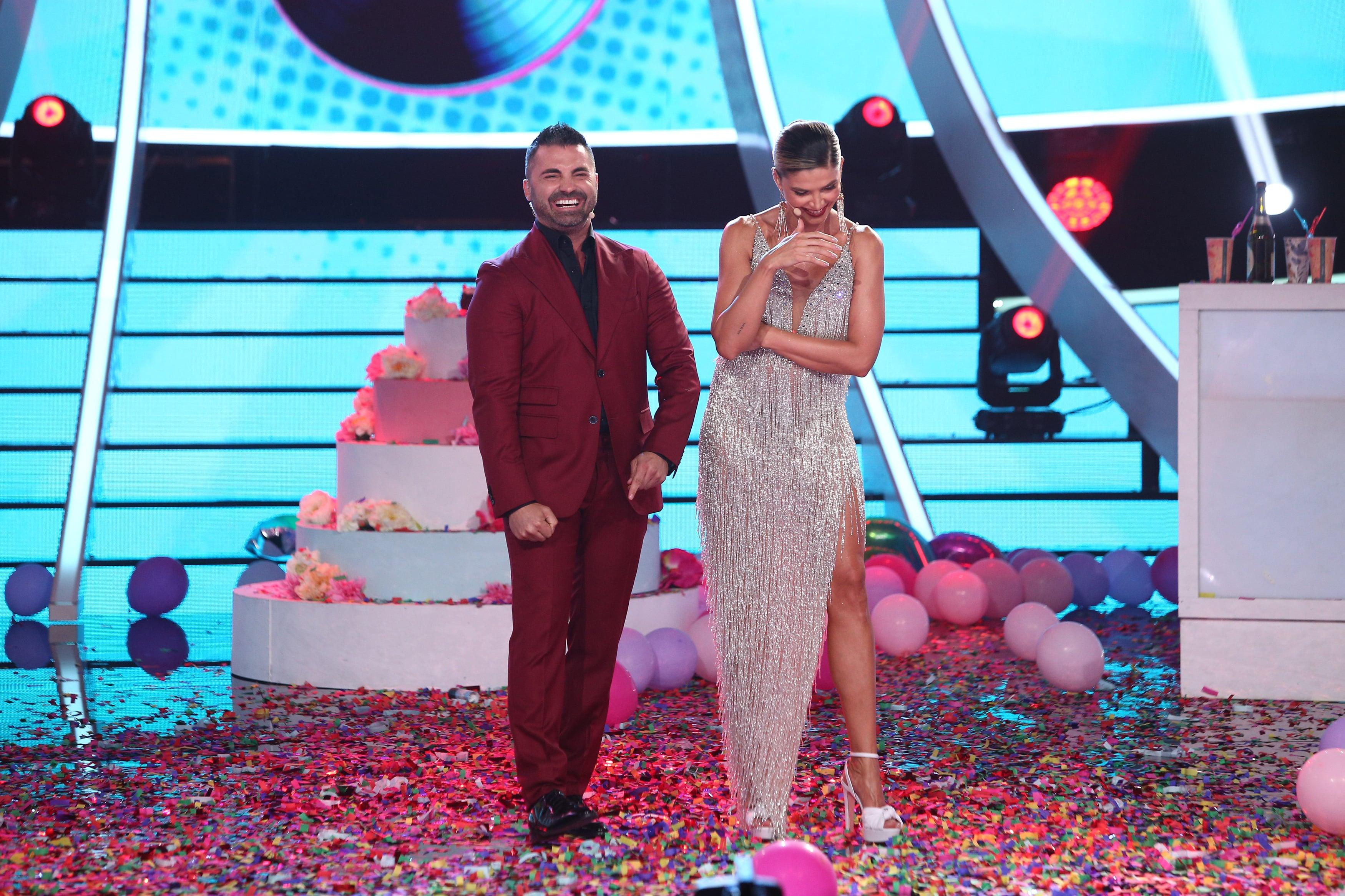 knot Association Sure Te cunosc de undeva! 10 septembrie 2022. Alina Pușcaș, apariție  impresionantă într-o rochie cu franjuri și crăpătură pe picior | Antena 1