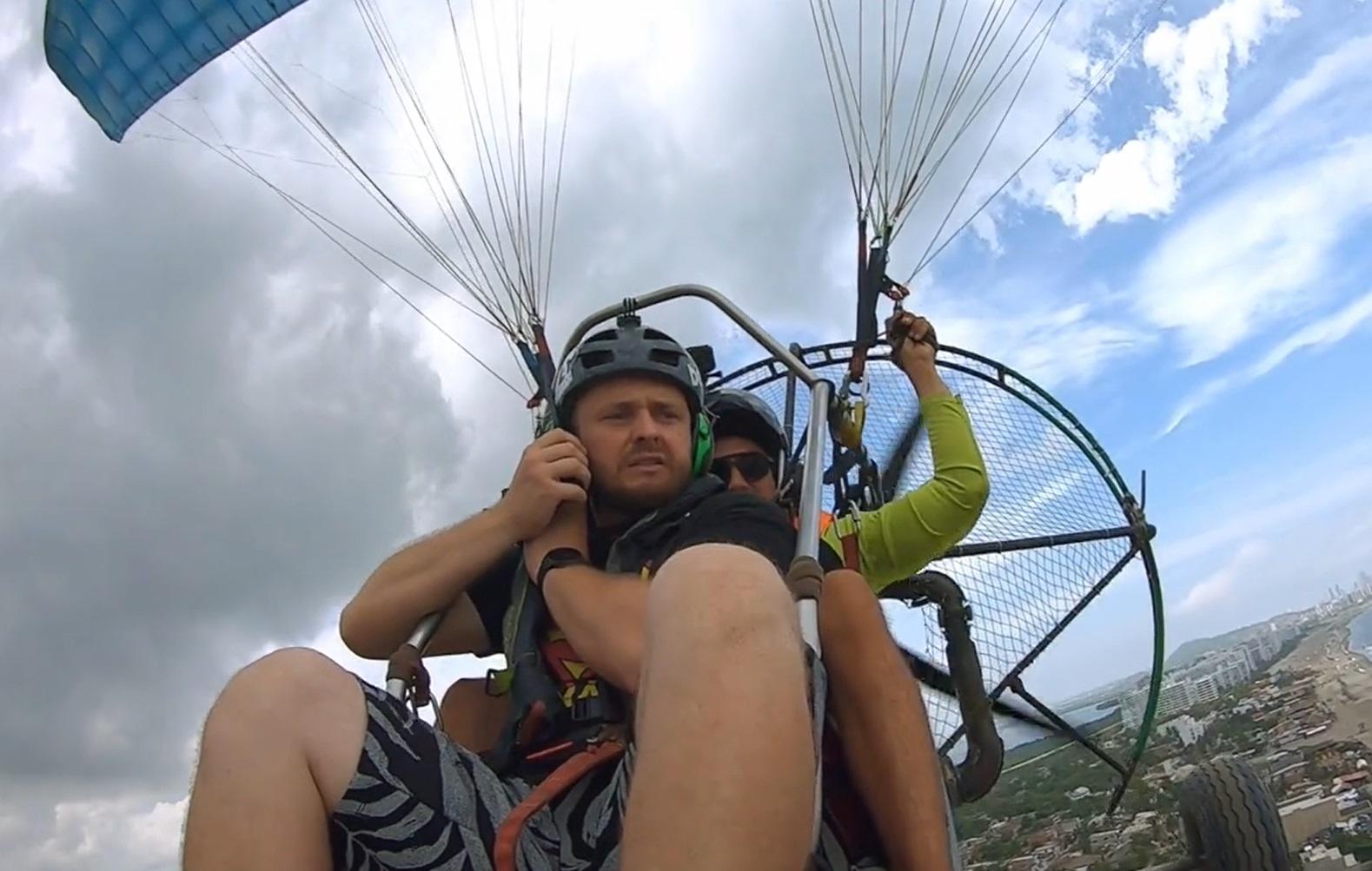 Nelu Cortea zburând cu parapanta în finala America Express 2023