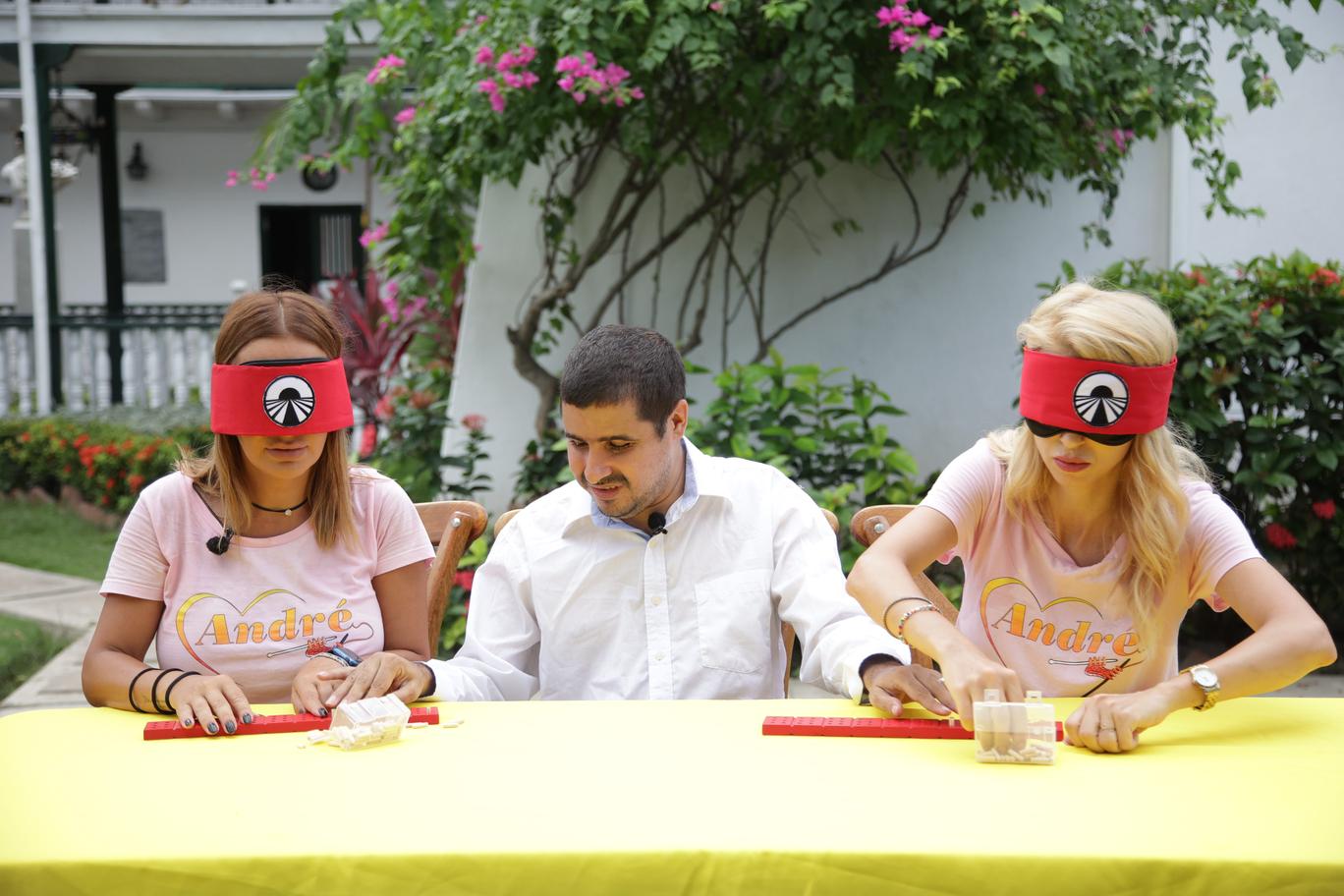 Andreea Antonescu și Andreea Bălan alături de profesorul de braille, în finala America Express 2023