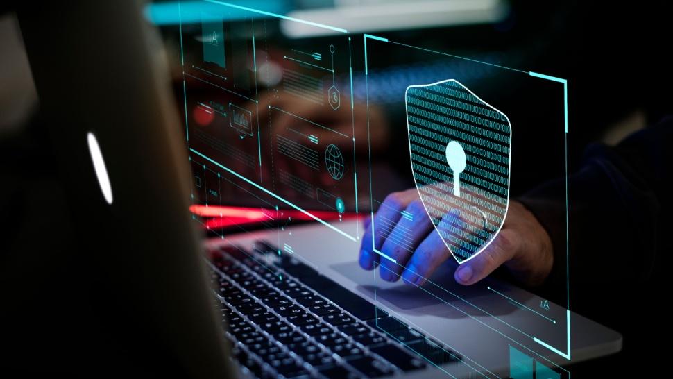 Un nou tip de fraudă face ravagii în mediul online. Hackerii se dau drept șefi, trimit e-mail-uri și sună potențialele victime|EpicNews