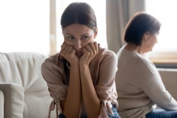 De ce se îndepărtează copiii de părinți? Ce spun psihologii despre părinții toxici