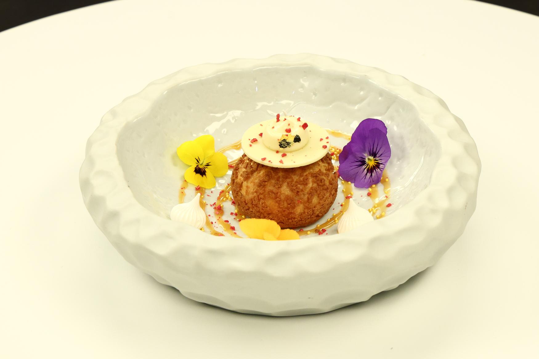 profiterol cu cremă de vanilie, inserție de coacăze negre, zmeure, mere și cimbru pregatit de arsenica cocean la chefi la cutite