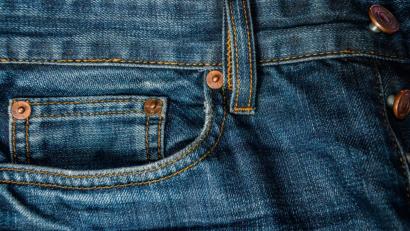 Știi la ce folosesc aceste mici capse aplicate pe buzunarele blugilor? Sunt mai utile decât îți imaginezi