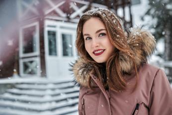 Îngrijirea părului iarna: cum îl protejezi de deshidratare și stres termic