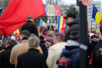 Cum a apărut Călin Georgescu la Alba Iulia, de 1 decembrie. Imagini cu tabăra suveranistă, care îl aclamă
