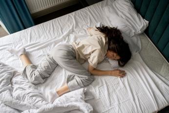 Cea mai proastă poziție de somn. De ce nu trebuie să adormi niciodată așa, potrivit experților