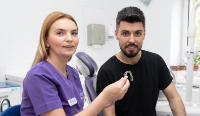 (P) Dinți strâmbi și alte semne că ai nevoie de aparat dentar