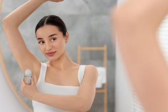 Care e diferența dintre deodorant și antiperspirant. Experții au dezvăluit adevărul