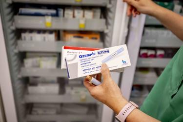 Medicii trag semnale de alarmă de sărbători pentru cei care folosesc injecții de slăbit. Ce avertizează în privința alcoolului