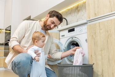 Experții au dezvăluit de ce trebuie să speli hainele noi înainte de a le purta. Riscul la care te expui dacă nu faci acest lucru