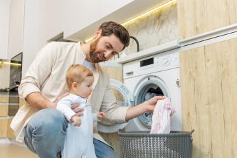 Experții au dezvăluit de ce trebuie să speli hainele noi înainte de a le purta. Riscul la care te expui dacă nu faci acest lucru