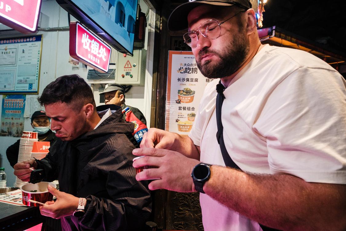 Alin Alexuc și Gabi Torje mâncând stinky tofu