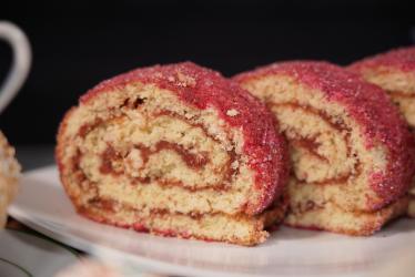 Rulada pufoasă cu prune, desertul perfect pentru zilele de toamnă. Se prepară din doar câteva ingrediente și arată spectaculos