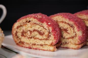Rulada pufoasă cu prune, desertul perfect pentru zilele de toamnă. Se prepară din doar câteva ingrediente și arată spectaculos