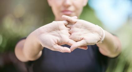 Mișcările simple ale mâinilor care ar putea dezvălui primele semne ale declinului cognitiv. Ce spun specialiștii