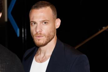 Kerem Bürsin, apariție fără tricou care a atras toate privirile! Cum arată actorul turc care petrece ore întregi în sala de sport