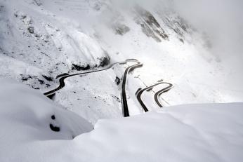 Ninsori puternice pe Transfăgărășan! Drumarii au intervenit de urgență cu utilajele de deszăpezire. Avertisment pentru șoferi