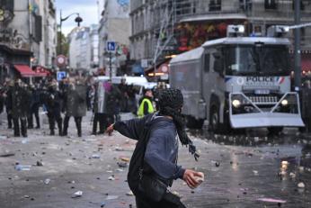 Europa stă pe un butoi cu pulbere? Sâmbătă tensionată în mai multe țări. Proteste violente și alerte militare