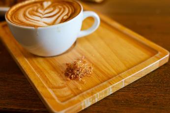 Ce se întâmplă cu organismul când bei cafea imediat după ce te trezești. Ce spun specialiștii despre acest obicei