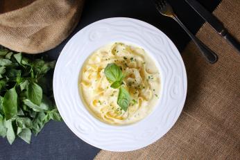 Pastele Alfredo cu 29 de grame de proteine per porție. Ingredientul care face sosul cremos