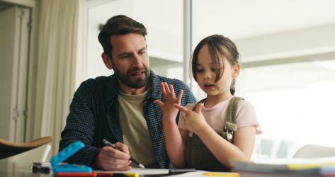 Au voie profesorii să le dea elevilor teme pentru vacanța de toamnă? Ce prevede regulamentul și ce trebuie să știe părinții