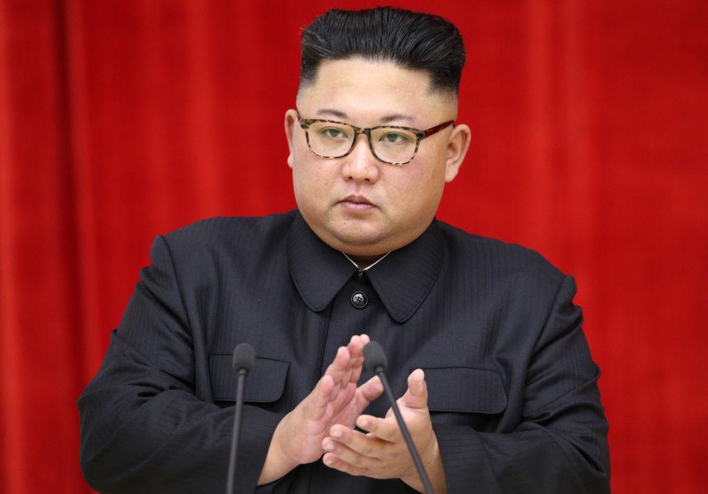 Kim Jong-Un pe fundal rosu