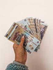 Ce nu vei mai putea plăti integral cu bani cash din 2027. Noile reguli europene și ce se schimbă pentru români