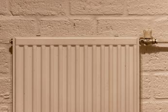 Cum să încălzești mai repede casa fără să crești factura la energie. Trucul instalatorilor pe care puțini îl cunosc