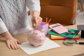 De ce două salarii nu mai ajung pentru o familie în România. Ce s-a schimbat față de vremurile părinților noștri